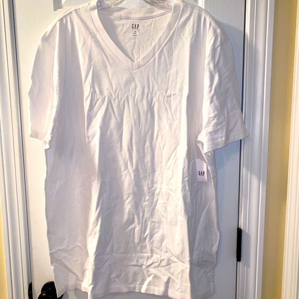 NWT GAP Mens Vneck tee size XL